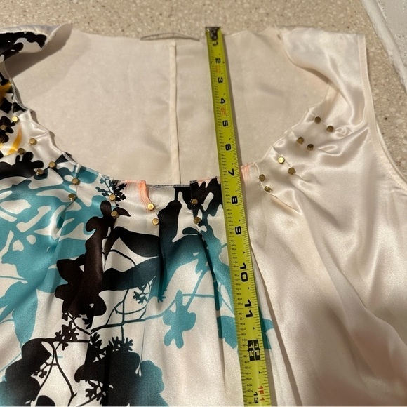 Tahari Sleeveless Blouse 100% silk studded ruffled neck ivory abstract color EUC - Picture 13 of 16